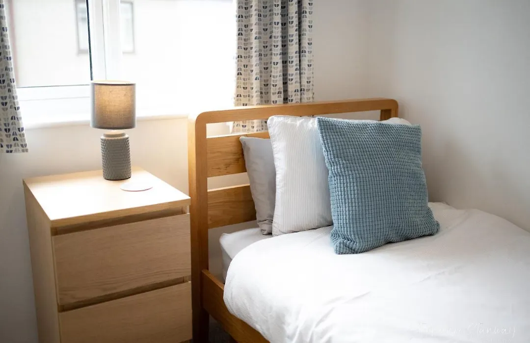 The Lookout, Modern Home From Home, Sleeps 5, With Private Parking & Outside Terrace-1