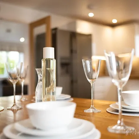 The Lookout, Modern Home From Home, Sleeps 5, With Private Parking & Outside Terrace-3